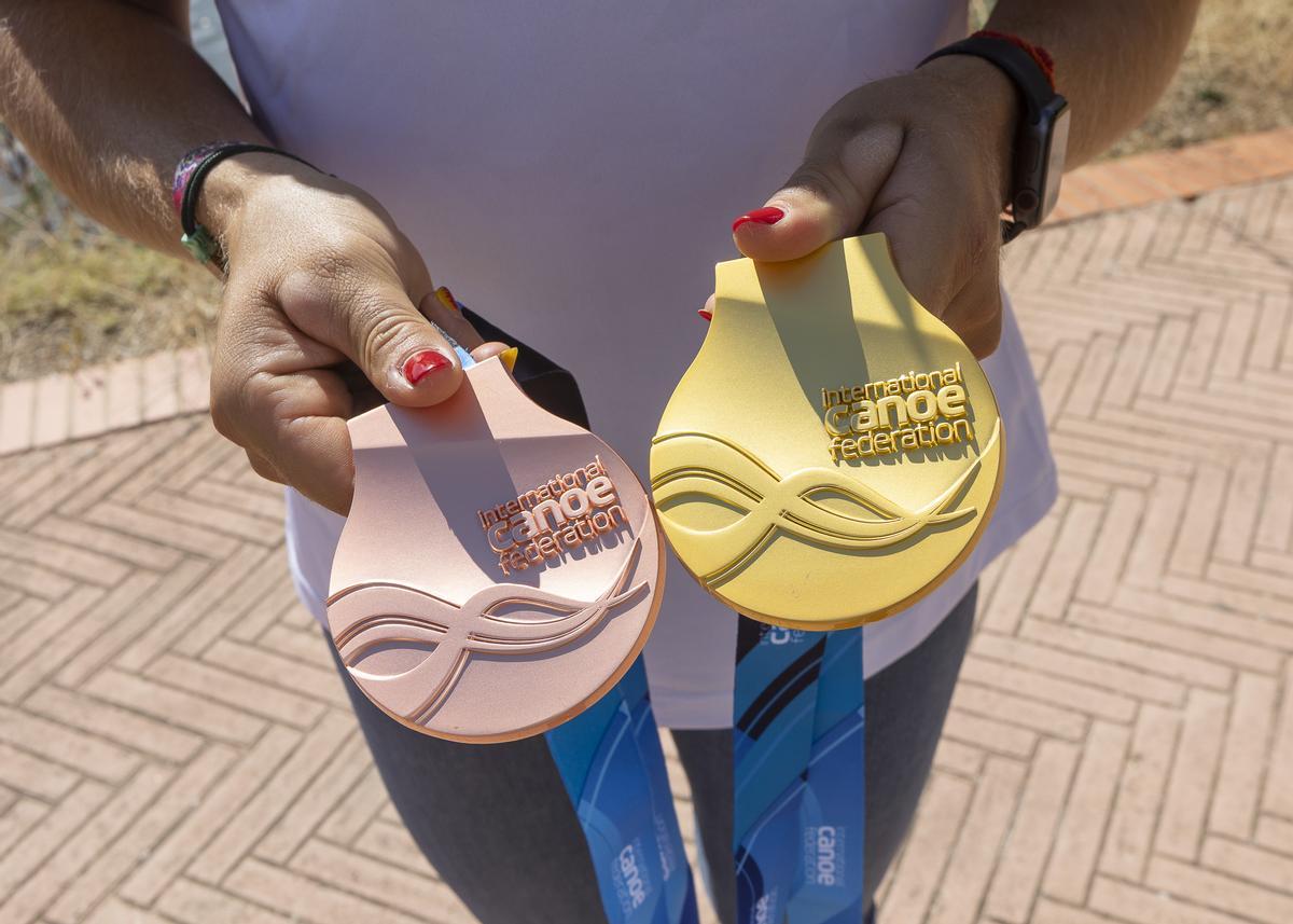 Las dos medallas del Mundial, la de bronce en el K4 500 y el oro del K1 5000.