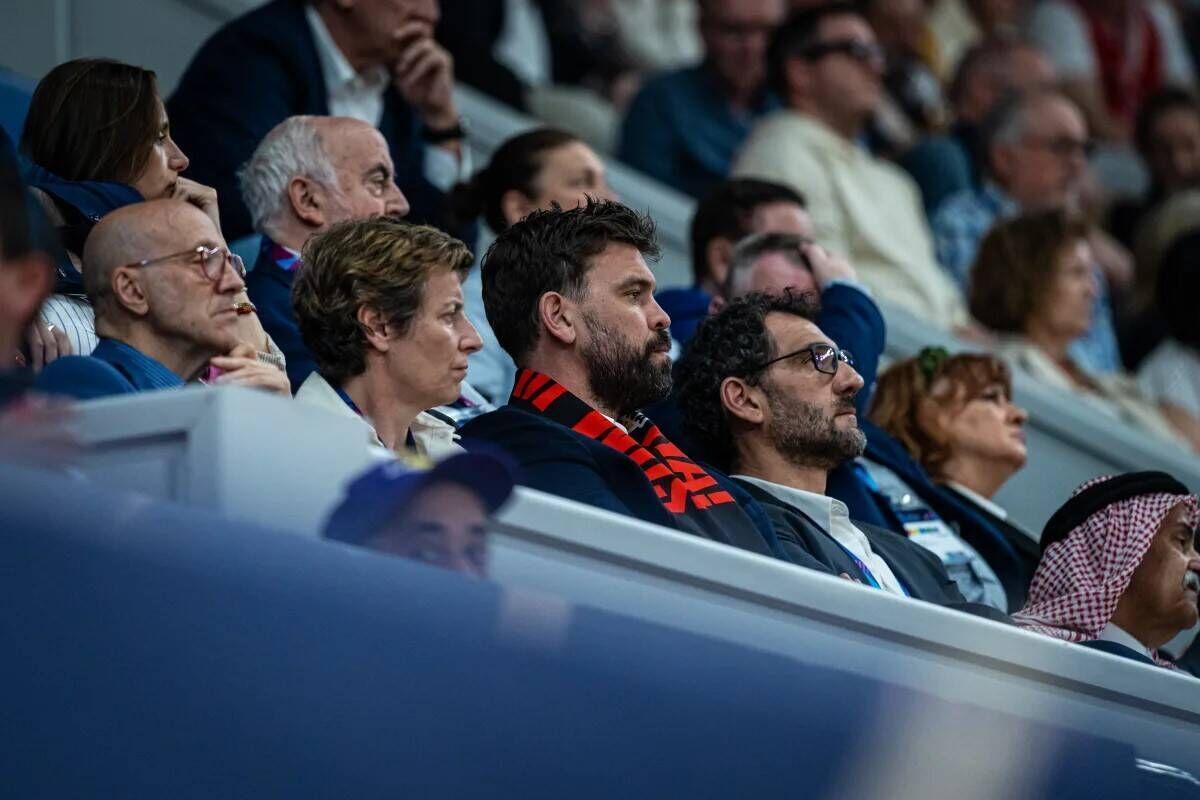Marc Gasol, junto a Garbajosa, presencian el partido de este viernes en Zaragoza.