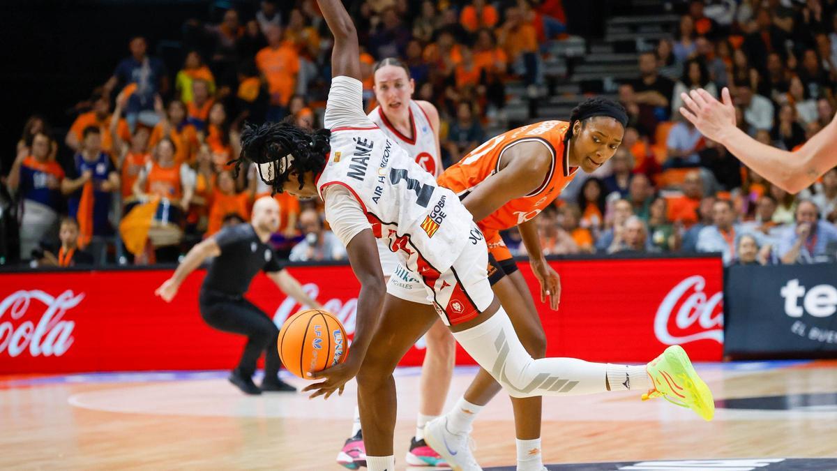 En imágenes | Primer partido de la final entre Valencia Basket y Casademont Zaragoza