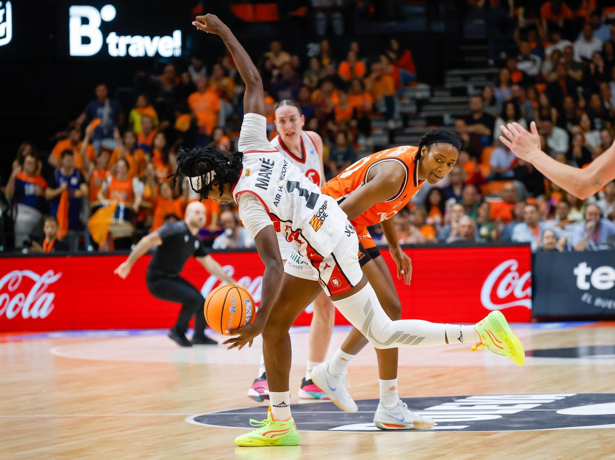 En imágenes | Primer partido de la final entre Valencia Basket y Casademont Zaragoza