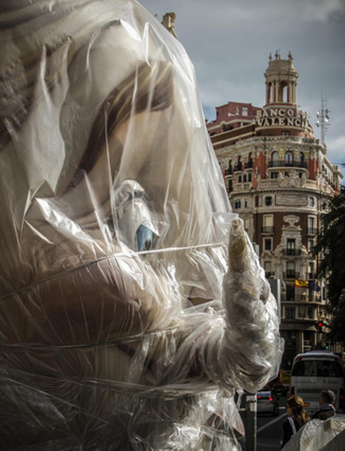 Alguna de les peces dels monuments fallers de la secció especial a l’espera del seu muntatge.