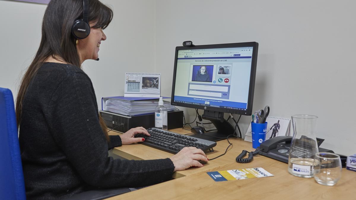 María Alonso, administrativa de Aguas de Avilés, atendiendo a un cliente a través de la plataforma de vídeo-interpretación Svisual