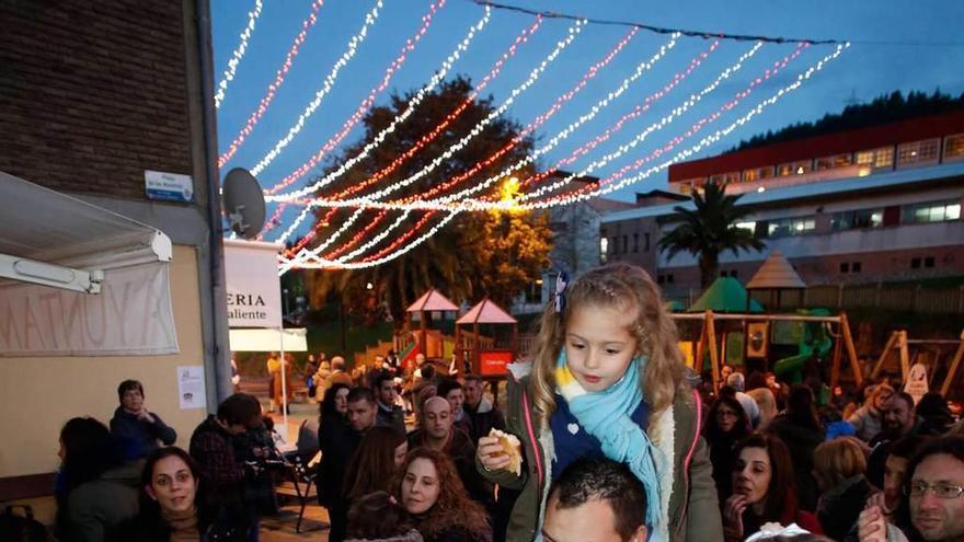 Decenas de personas, bajo las luces navideñas que desde anoche adornan Las Vegas.