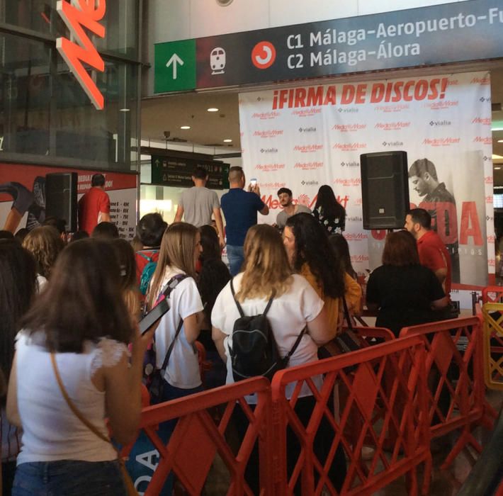 Cientos de aficionados, que hicieron cola horas antes del inicio del evento, pudieron saludar a Cepeda además de llevarse una firma y una foto para el recuerdo.