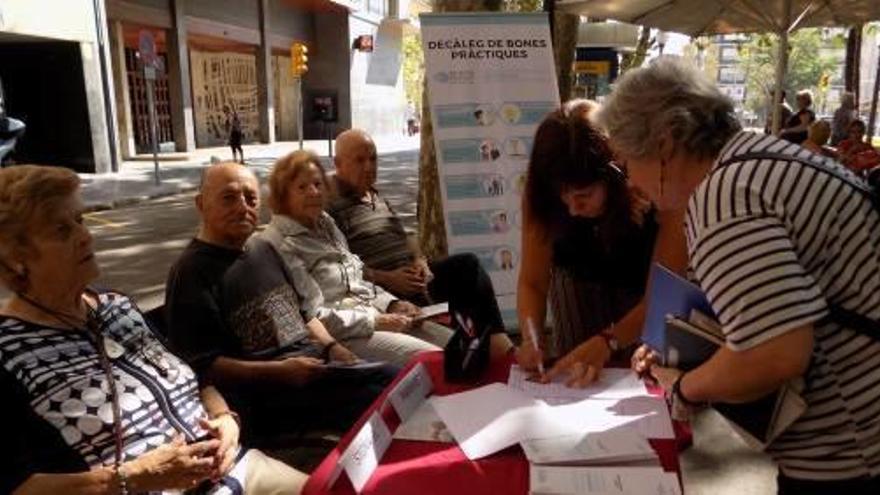 Imatge d&#039;una persona signant el manifest de bones pràctiques, ahir al matí