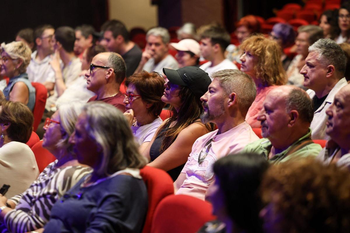 Voluntarios y participantes en el show de improvisació teatral en Can Ventosa.