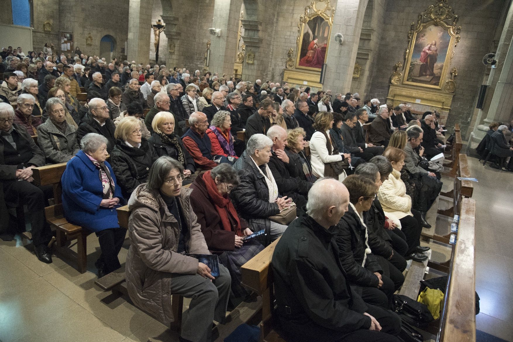 El bisbe defensa els oficis tradicionals a la missa de la Llum que ha omplert el Carme