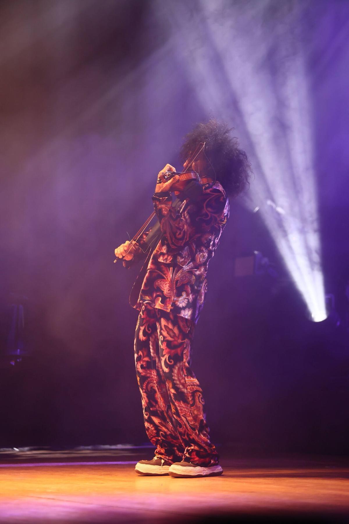 Ara Malikian hace vibrar al público de Oviedo con "Intruso"