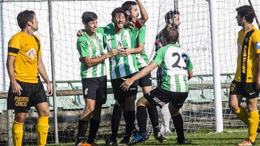 Los jugadores del Nalón celebran el primero de los tres goles marcados ayer al Muros.