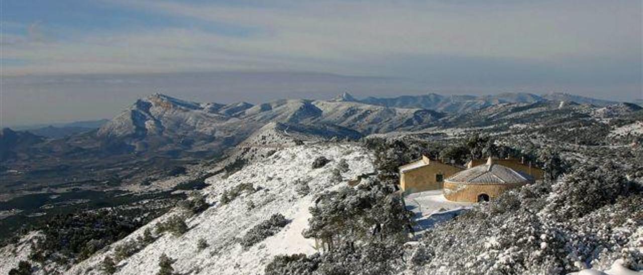 El Hotel Pou de la Neu se ubica en la cima de La Carrasqueta y permanece cerrado desde 2015.