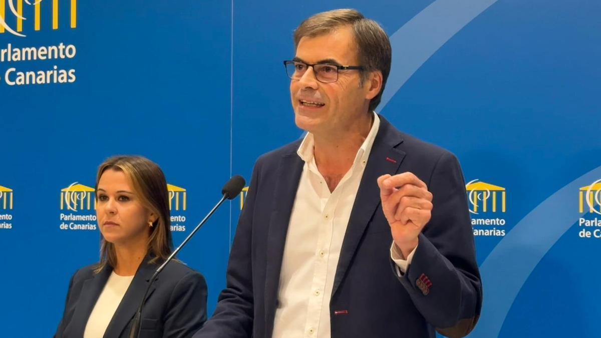Los diputados del PP miembroas de la comisisón de investigació, Fernando Enseñat y Jennifer Curbelo.