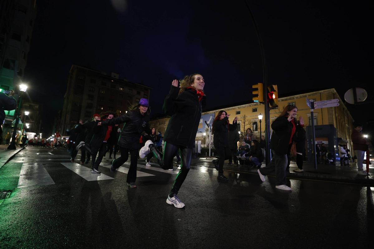 El pasacalles para abrir el Carnaval de Gijón, en imágenes