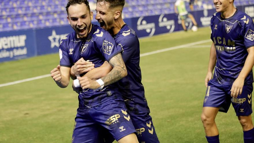 El UCAM Murcia sonríe en su estreno casero con una goleada