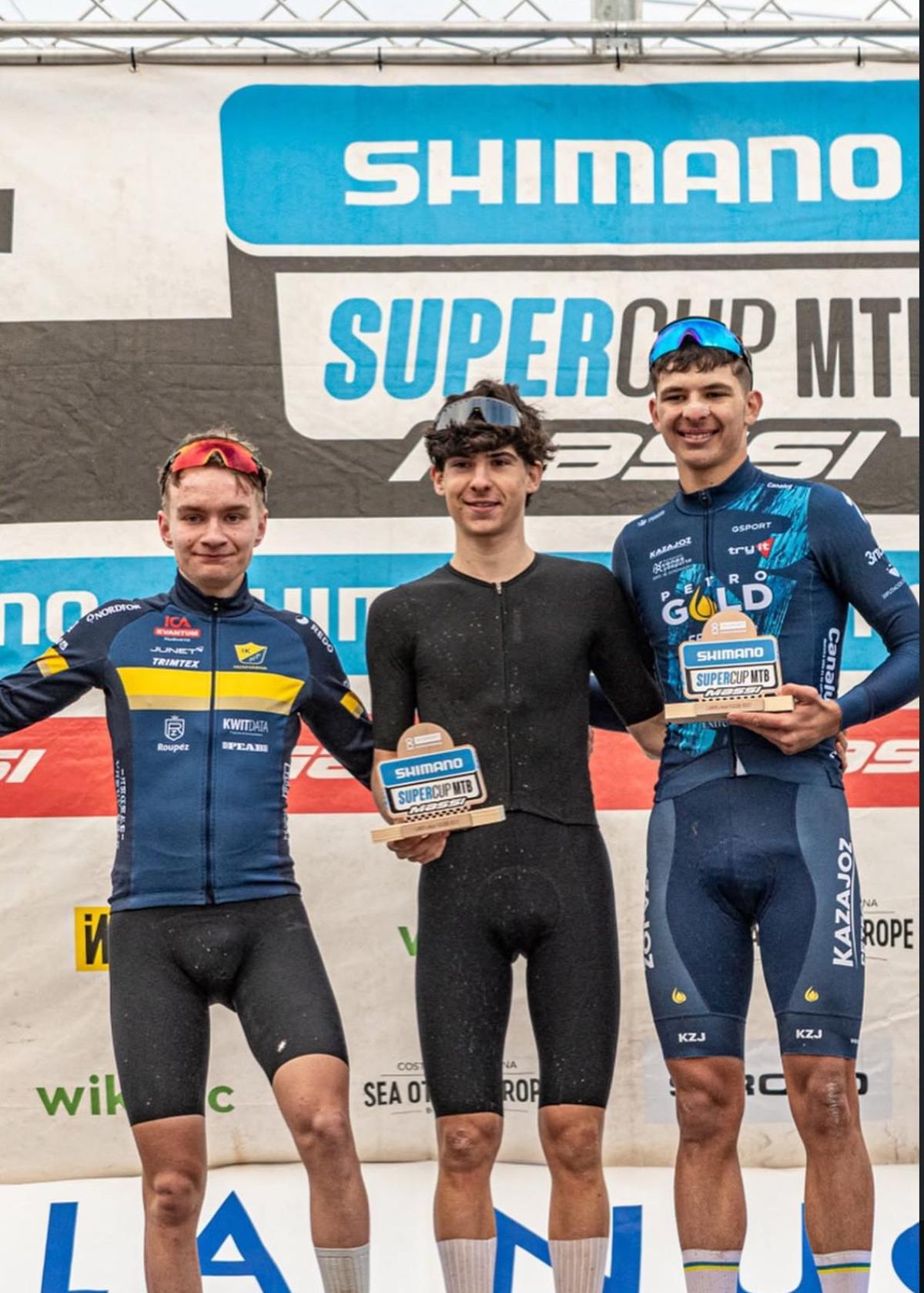 Pablo Rodríguez celebra junto a sus rivales el tercer puesto obtenido.