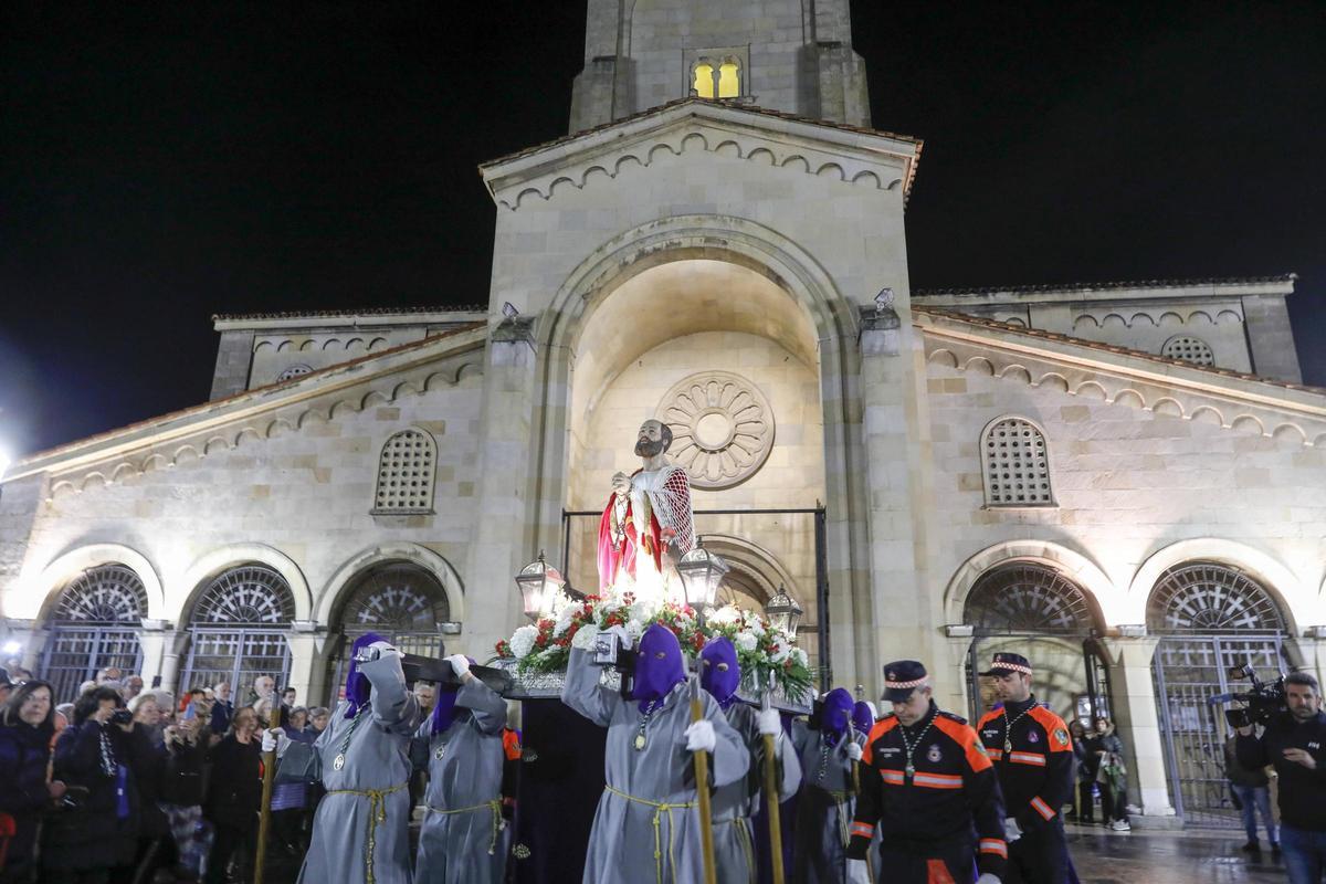 Un instante de la procesión de las Lágrimas de San Pedro de 2024.