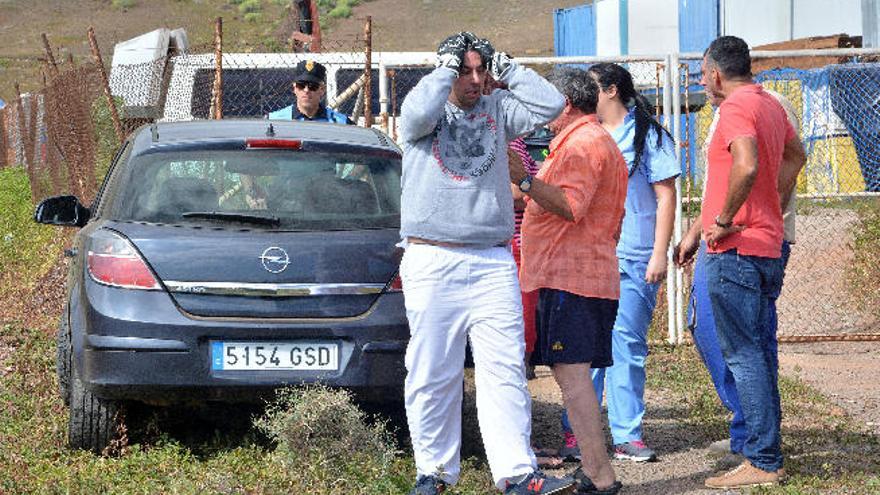 Agentes de la Guardia Civil junto al cuerpo cubierto de Rayco Santana tras ser aplastado por planchas de hormigón en una granja de Los Corralillos.