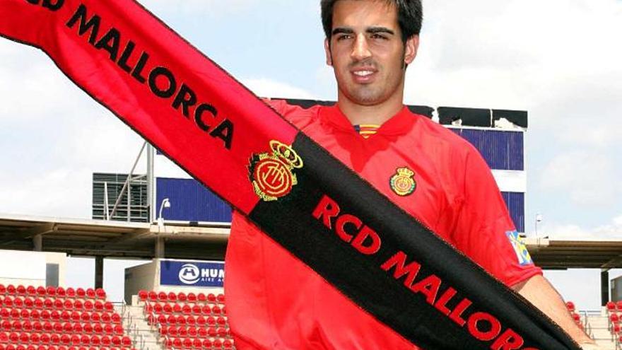 Jurado posa en el Ono con la bufanda del Mallorca.