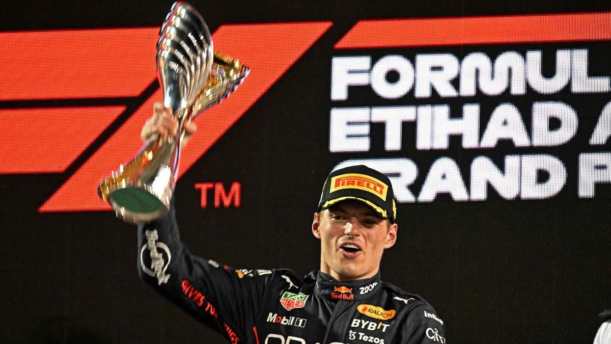 Verstappen levanta el trofeo en Abu Dhabi