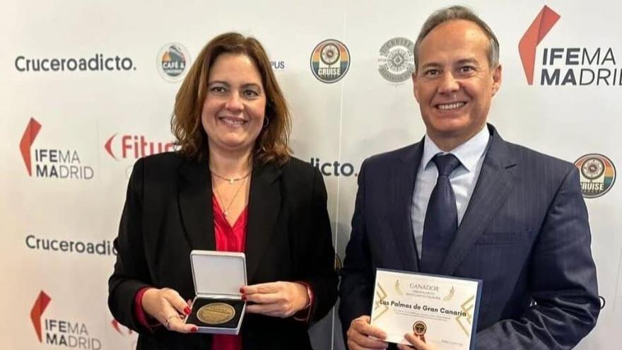 La Autoridad Portuaria, Beatriz Calzada, recogiendo el premio a Mejor Puerto en 2023.