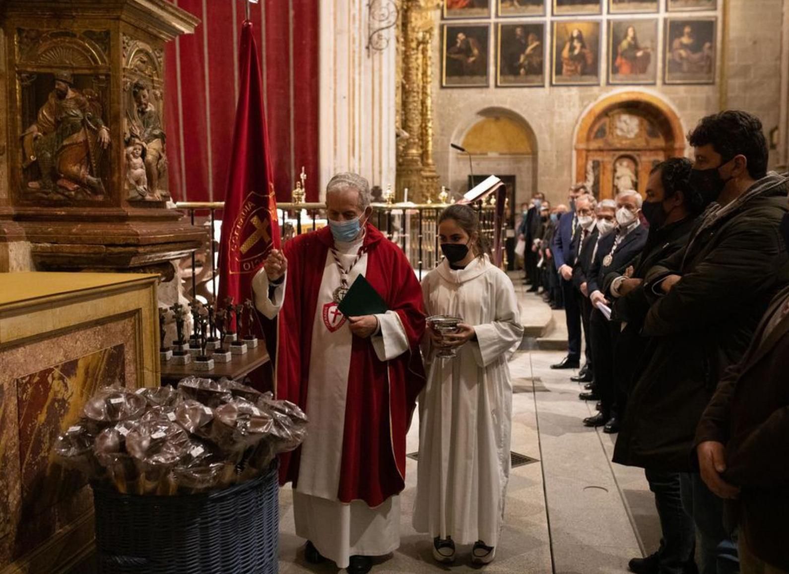 El sacerdote Paco Díez García bendice los hachones. 