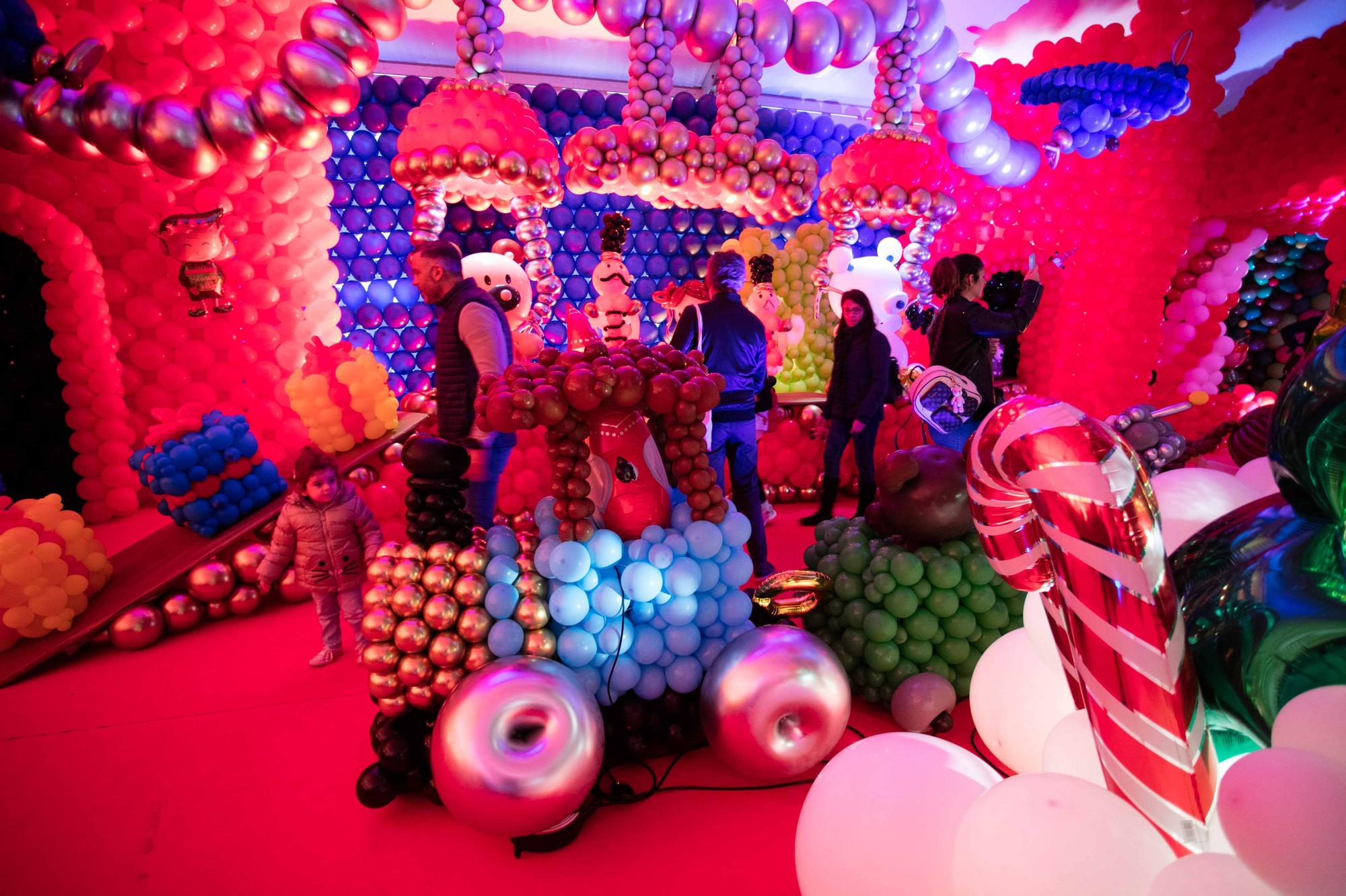 Galería de imágenes de Ibiza Ballon Wonderland, un pueblo navideño con 100.000 globos
