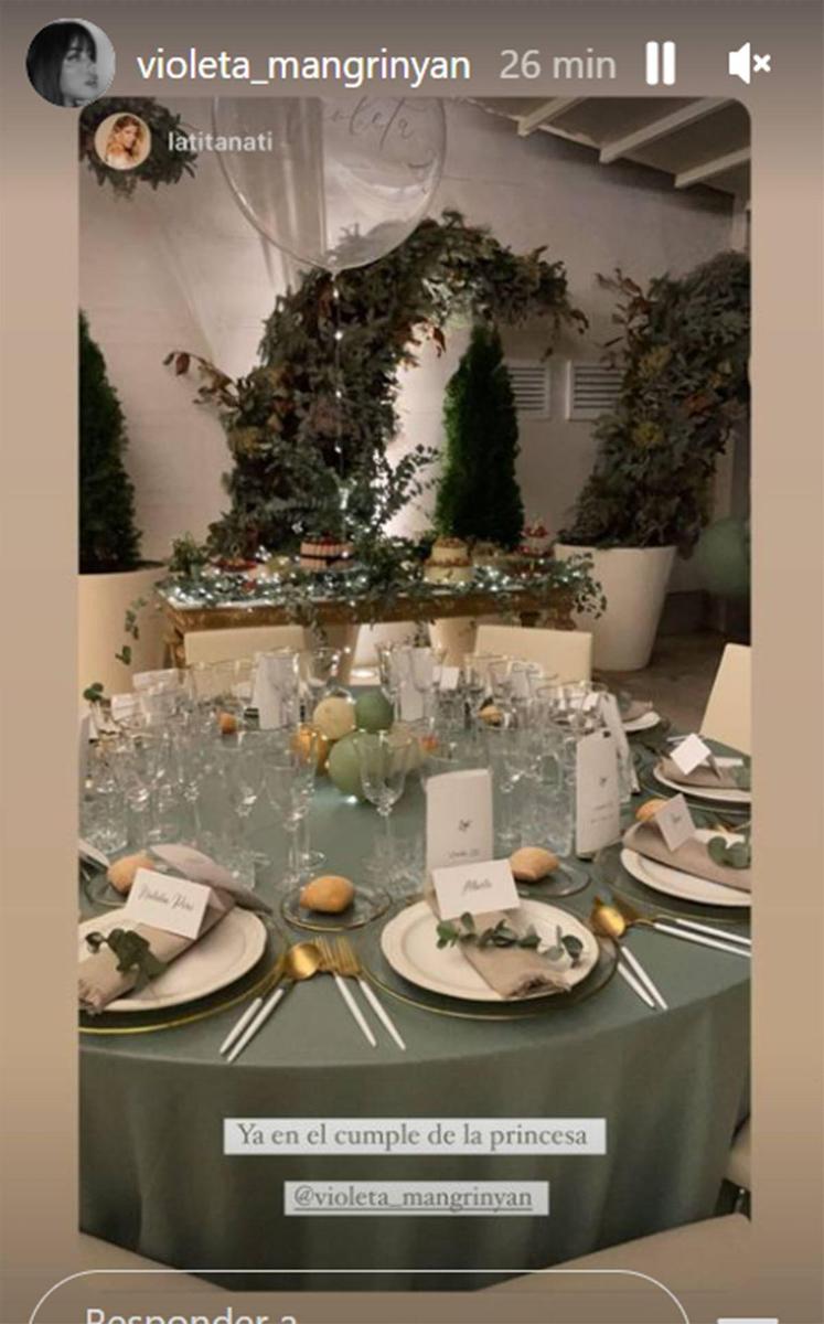 Las mesas, circulares y con cierto aspecto navideño