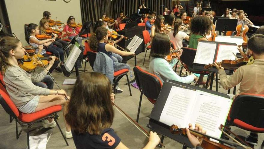 Miembros de la Orquesta de Niños, durante los ensayos para un concierto de fin de curso.