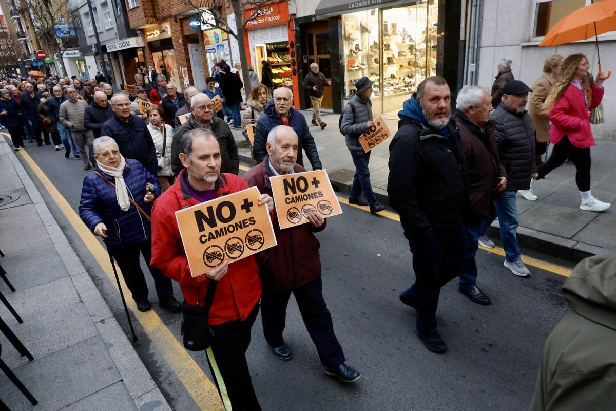 EN IMÁGENES: Los vecinos de La Calzada vuelven a la calle y avisan que no pararán hasta tener respuesta del ministro Puente: "Tiene una obligación moral con nosotros"