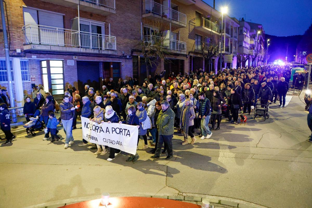 Els manifestants en l'arrencada de la marxa, davant del CAP
