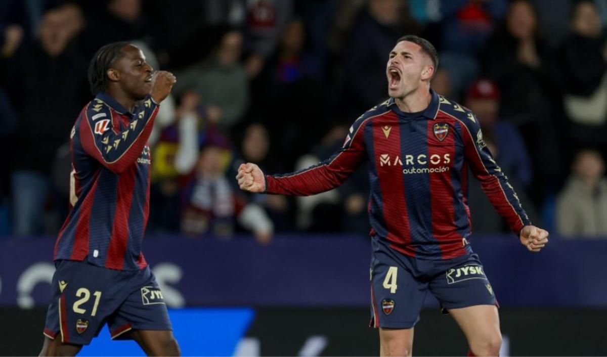 Dela celebrando su gol ante el Elche en el Ciutat