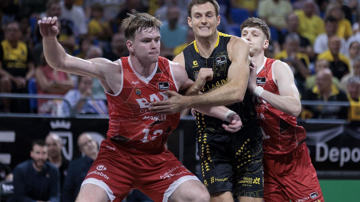 Abromaitis lucha por un rebote en el partido contra el BAXI Manresa.