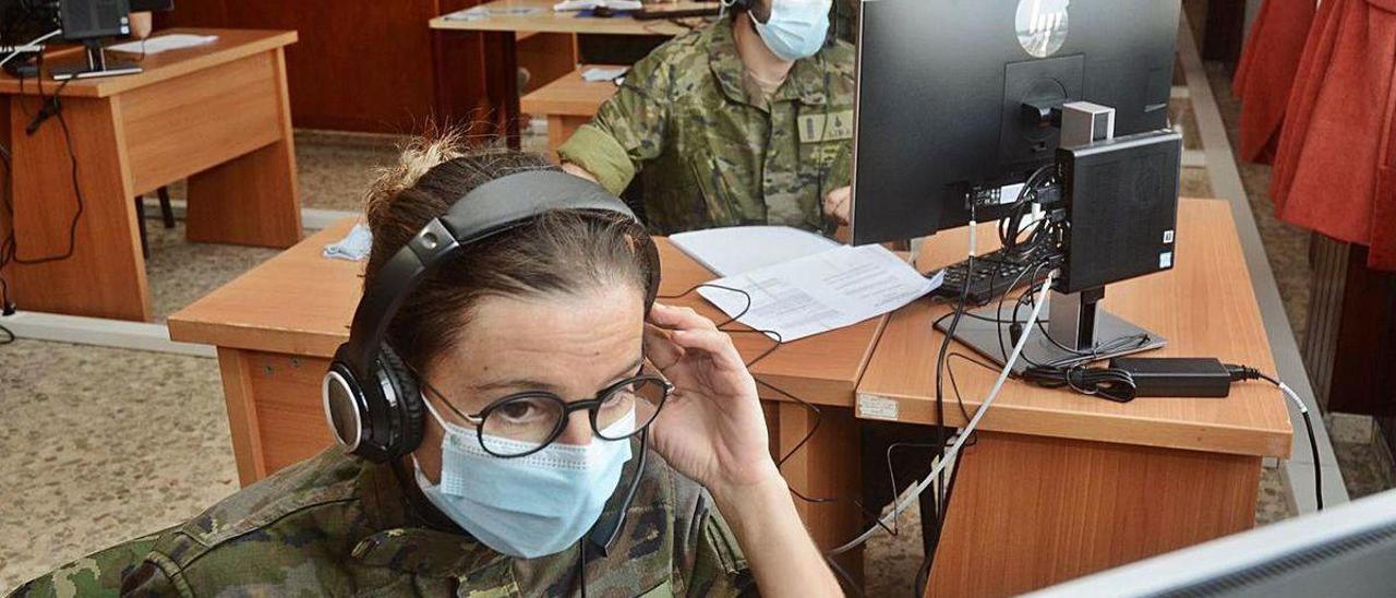 Los rastreadores militares de la Brilat trabajando en la base General Morillo.