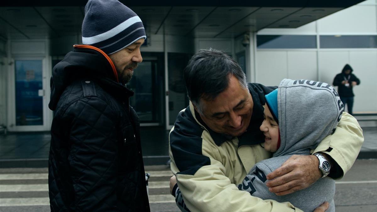 Gervasio Sánchez se despideen Sarajevo.  con un abrazo de Amer, hijo de Edo, a quien a su vez fotografió de niño.