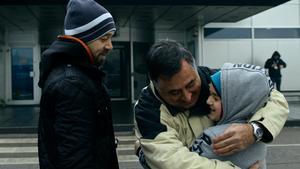 Gervasio Sánchez se despideen Sarajevo. con un abrazo de Amer, hijo de Edo, a quien a su vez fotografió de niño. 