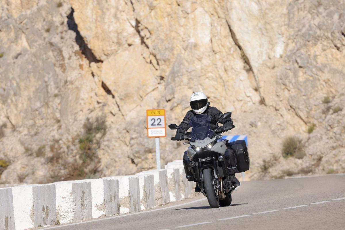 El motor, derivado del de la Fireblade, se muestra lleno y con empuje desde abajo