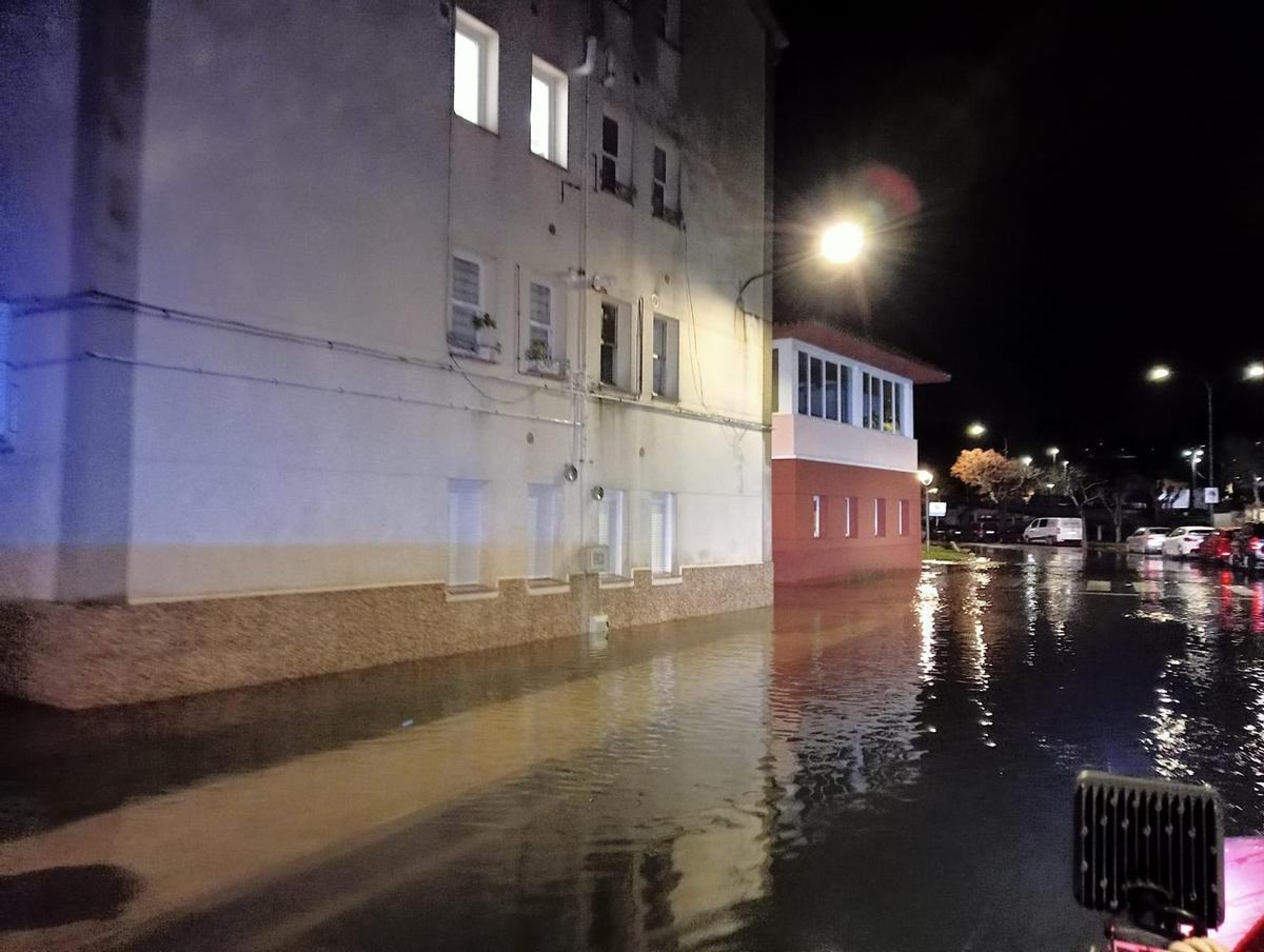Calle inundada por el desbordamiento del río Mandeo en Betanzos