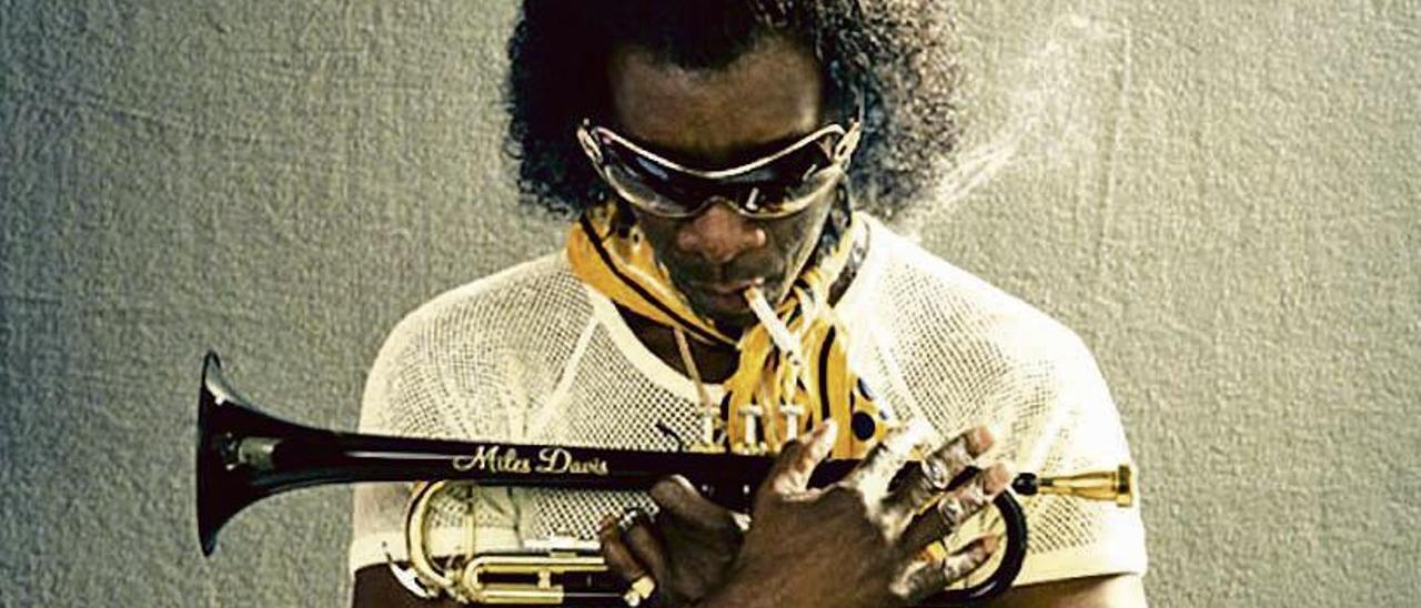 Don Cheadle encarna a Miles Davis en &quot;Miles Ahead&quot; (2015).