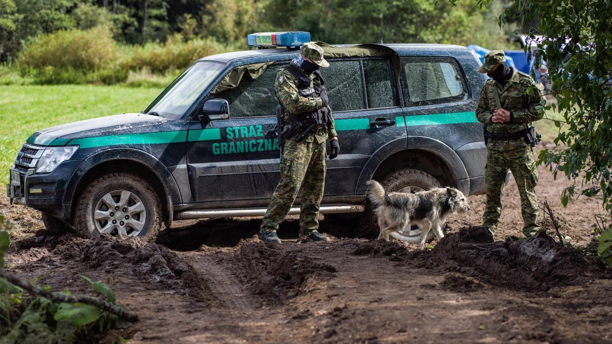 Archivo - Policías polacos en Usnarz Gorny, en la frontera entre Polonia y Bielorrusia