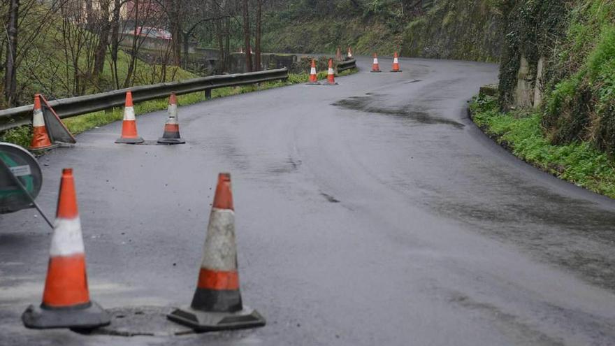 Tramo de carretera de La Nueva a Samuño, que fue reparada.