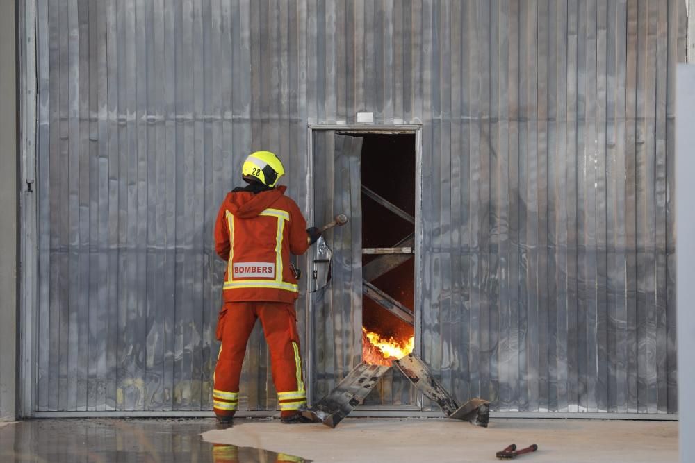 Incendio en el polígono de la Cova de Manises