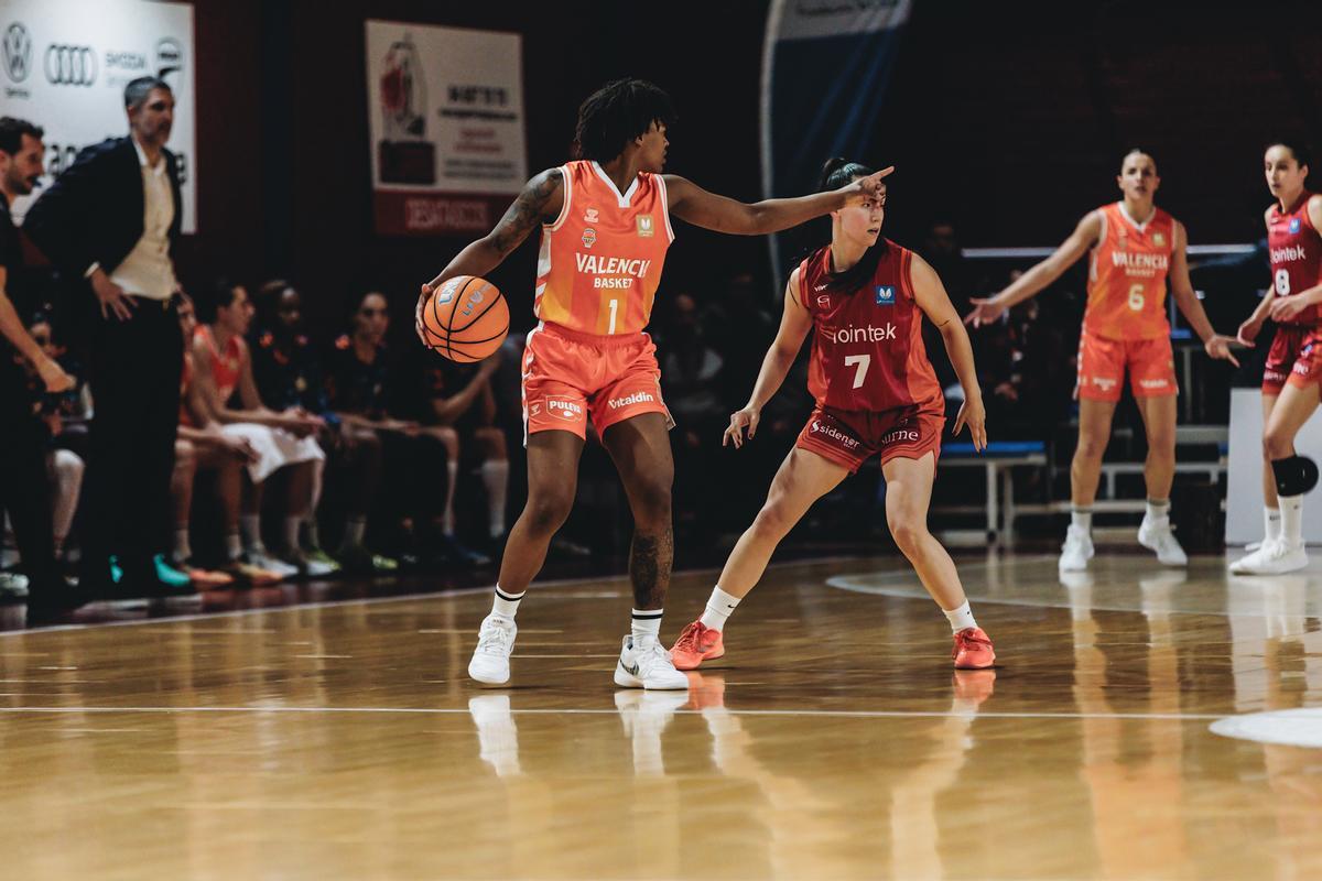 Rubén Burgos sigue desde la banda la acción de ataque liderada por Yvonne Anderson.