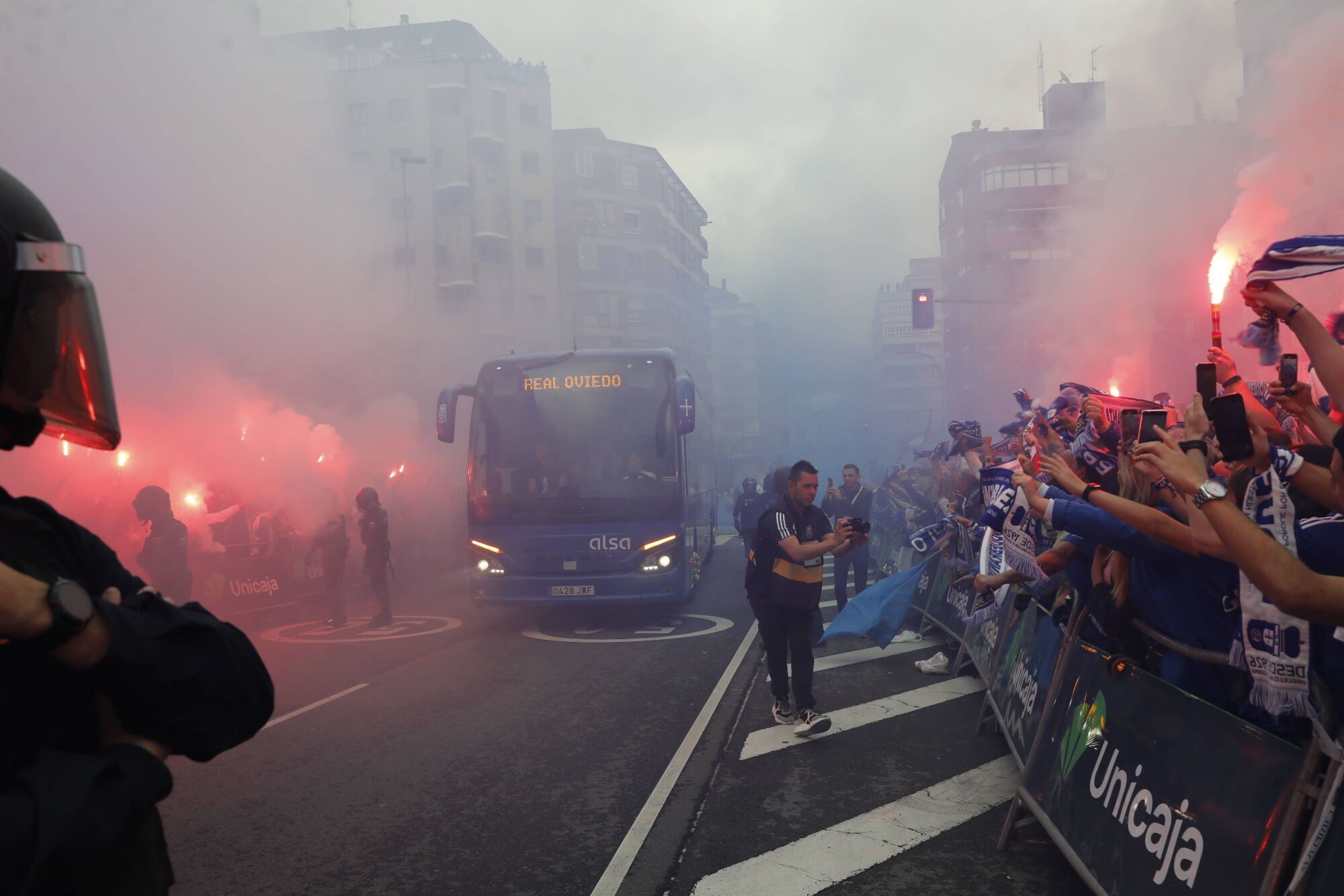 Así fue el recibimiento de la afición al Real Oviedo y toda la previa del último partido de la temporada
