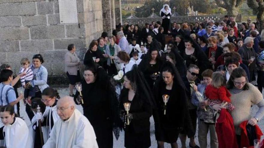 La procesión de los Dolores congregó a un gran número de vecinos en Castrelo (Cambados).  // Noé Parga