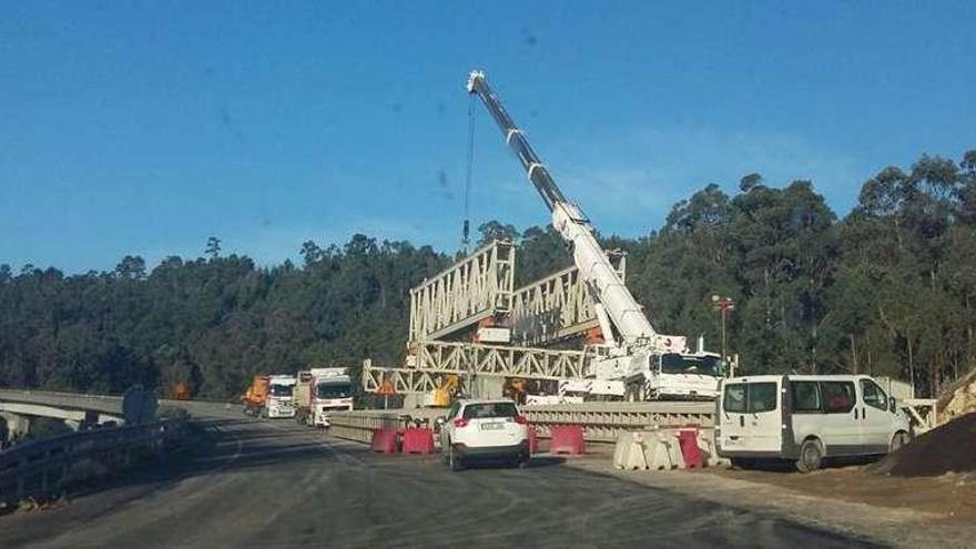 El complejo montaje del lanzavigas para el viaducto de A Moura, ayer por la mañana. // Gonzalo Núñez