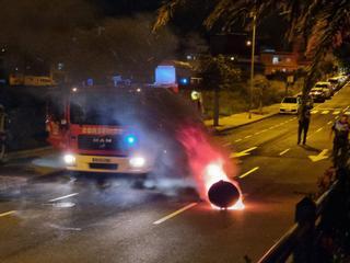 Un incendio se extiende por el alcantarillado de la Avenida de Los Majuelos