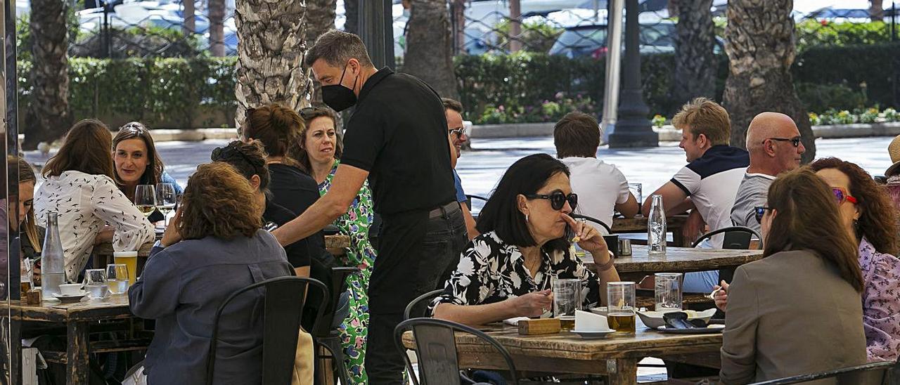 Una terraza llena en la Explanada, hace unos días.  | HÉCTOR FUENTES