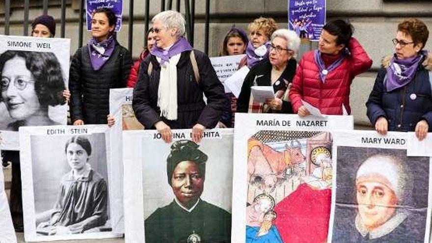 Una pancarta y, al lado, participantes en la protesta, en Madrid.