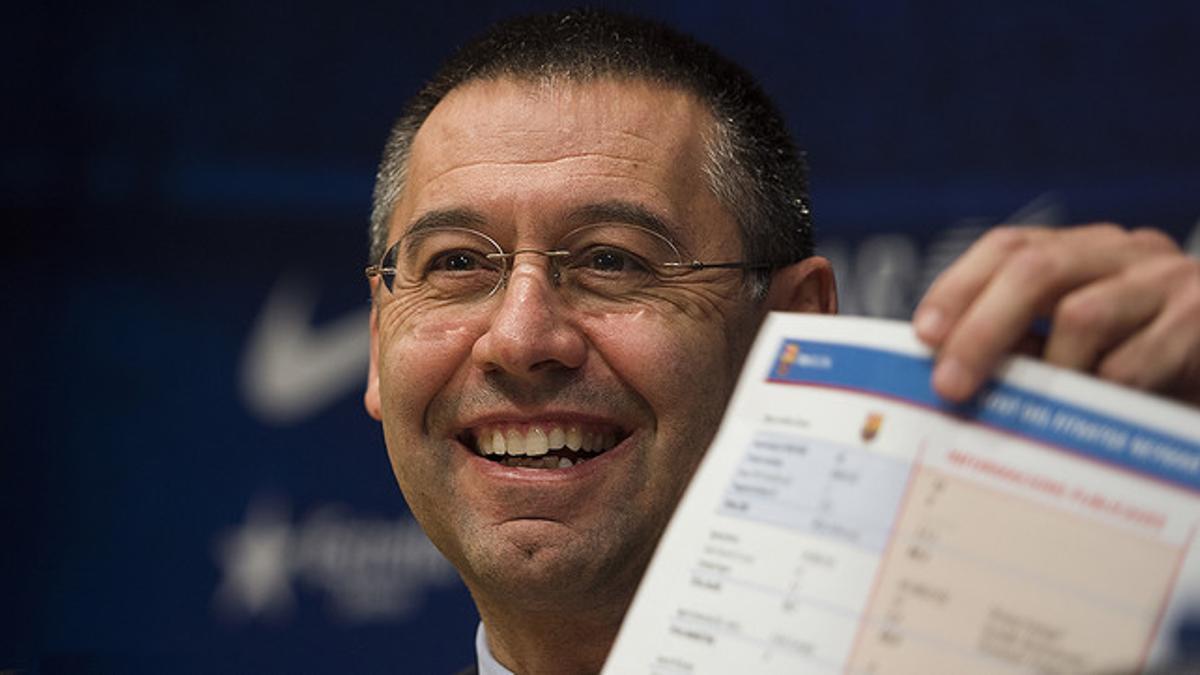 El presidente del Barça, Josep Maria Bartomeu, muestra el documento que detalla el fichaje de Neymar, el pasado 24 de enero