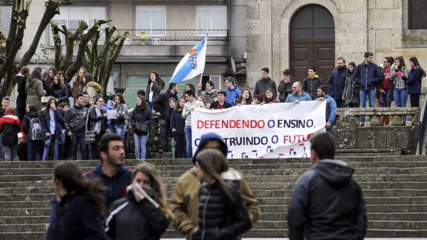 Participantes en la manifestación organizada ayer en la Praza da Igrexa de Lalín, el único punto de la zona con protestas. // Bernabé/Javier Lalín