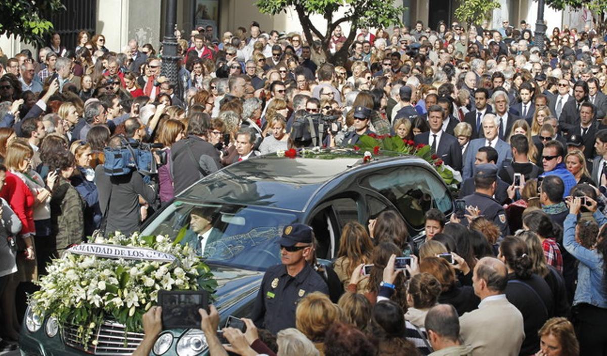 El coche fúnebre que lleva el féretro con los restos mortales de Cayetana Fitz-James Stuart y Silva se dirige desde el Ayuntamiento de Sevilla a la catedral.